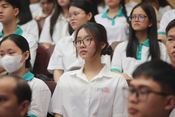 Giới trẻ thành “mồi ngon” của tin giả, lừa đảo thời AI - Ảnh 2.