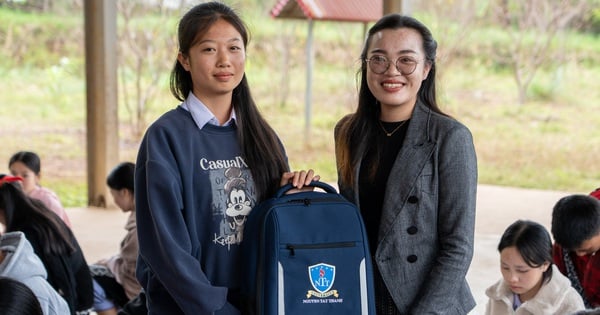 Trường ĐH Nguyễn Tất Thành trao tặng học bổng cho học sinh ở Lào