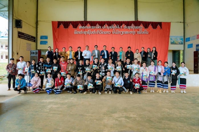 Trường ĐH Nguyễn Tất Thành tặng học bổng dành cho học sinh xuất sắc của Lào - Ảnh 1.