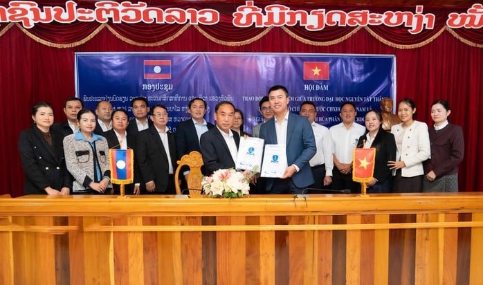 Trường ĐH Nguyễn Tất Thành tặng học bổng dành cho học sinh xuất sắc của Lào - Ảnh 2.