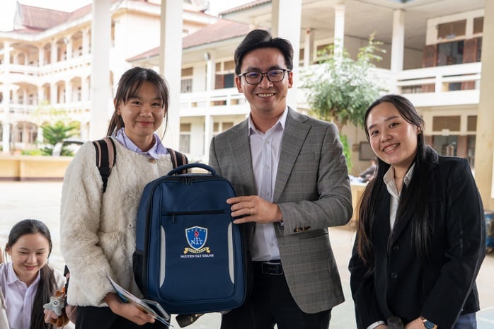 Trường ĐH Nguyễn Tất Thành tặng học bổng dành cho học sinh xuất sắc của Lào - Ảnh 3.
