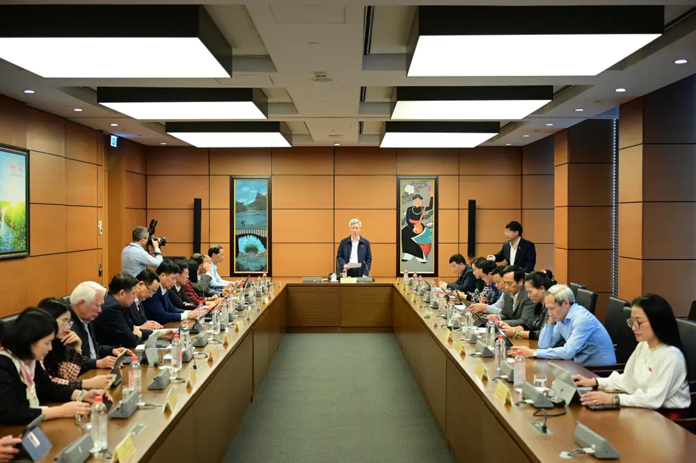 Afgevaardigden van de Nationale Vergadering bespreken in groepen op de middag van 6 november. Foto: DO TRUNG