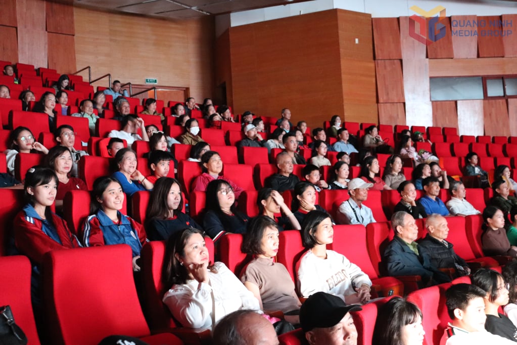 দর্শকরা মনোযোগ সহকারে সিনেমাটি দেখেছেন।