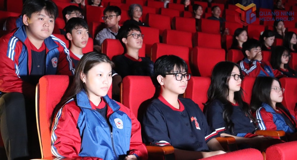 বিপ্লবী চলচ্চিত্র অনেক শিক্ষার্থীকে আকর্ষণ করে।