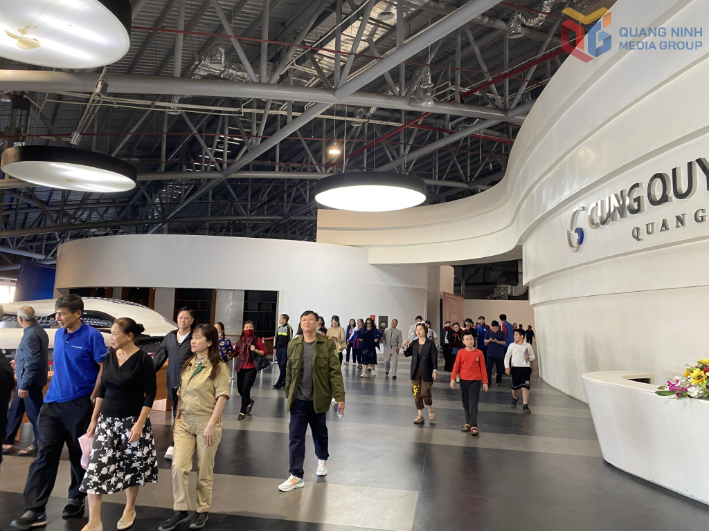 সিনেমা শেষ হওয়ার পর দর্শকরা চলে গেল।