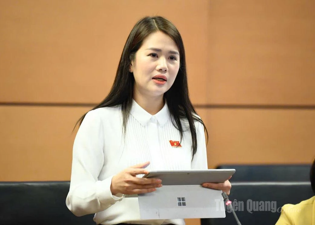 Делегат Вуонг Тхі Хюонг виступає під час обговорення.