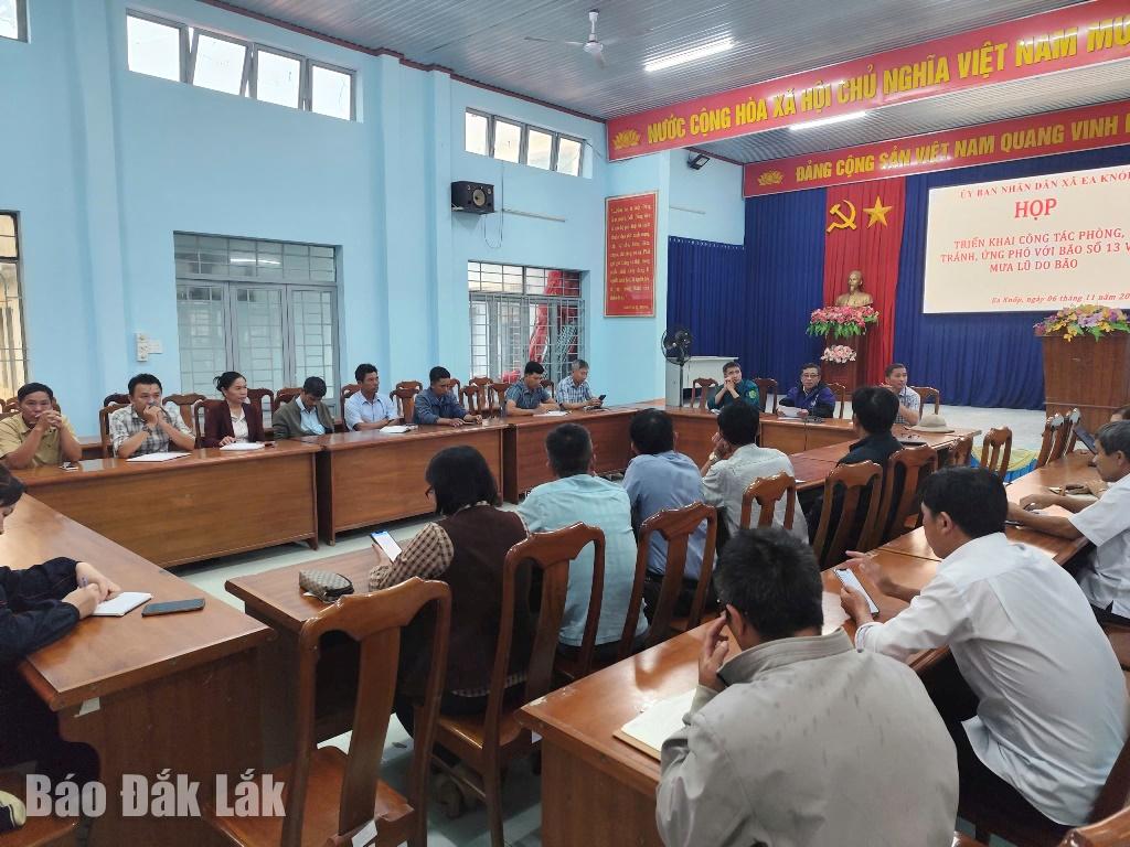 Ban Chỉ huy phòng, chống thiên tai và tìm kiếm cứu nạn họp triển khai phương án ứng phó với bão số 13.