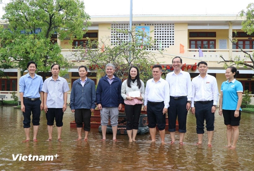 মধ্য অঞ্চলের এগ্রিব্যাংক প্রতিনিধি অফিস এবং এগ্রিব্যাংক হিউ শাখার কর্মরত প্রতিনিধিদল এলাকা পরিদর্শন করেছেন, উৎসাহিত করেছেন এবং সামাজিক নিরাপত্তা সহায়তা প্রদান করেছেন। (ছবি: পিভি/ভিয়েতনাম+)
