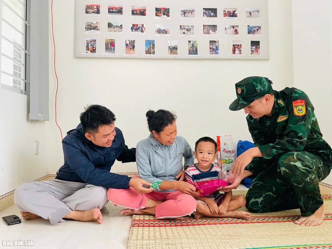 ស្ថានីយឆ្មាំព្រំដែន Xuan Dai បានសម្របសម្រួលជាមួយសមាគមអ្នកស្ម័គ្រចិត្ត Phu Yen ដើម្បីផ្តល់ជំនួយស្បៀងអាហារដល់ប្រជាជនក្នុងតំបន់។