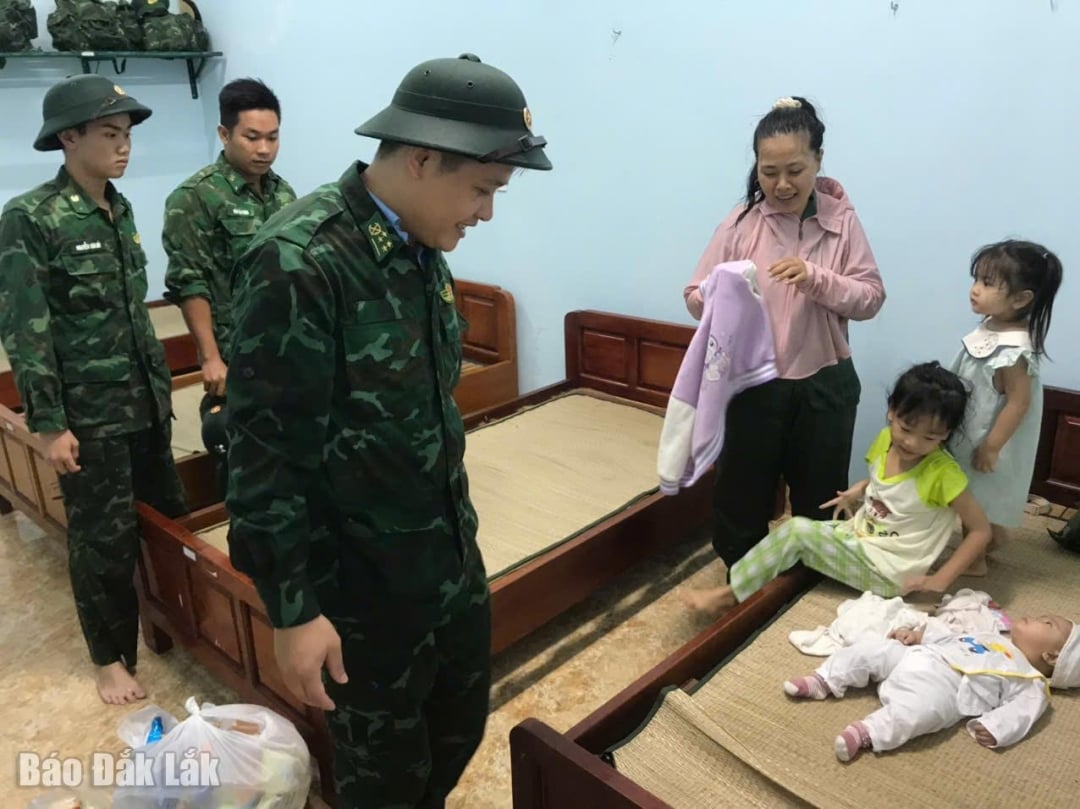 ស្ថានីយឆ្មាំព្រំដែន Hoa Hiep Nam ស្វាគមន៍ និងជួយប្រជាជនដែលកំពុងជ្រកកោនពីព្យុះ។