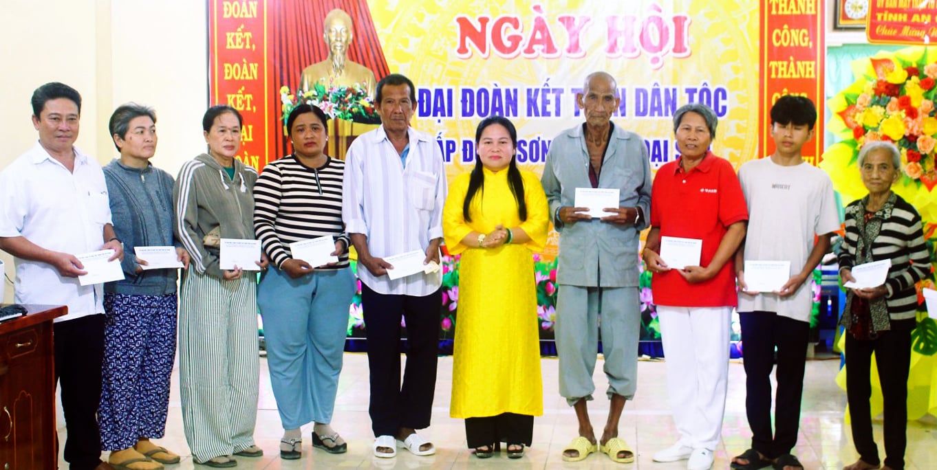 Nasjonal stor enhetsdag på Dong Son 2 Hamlet