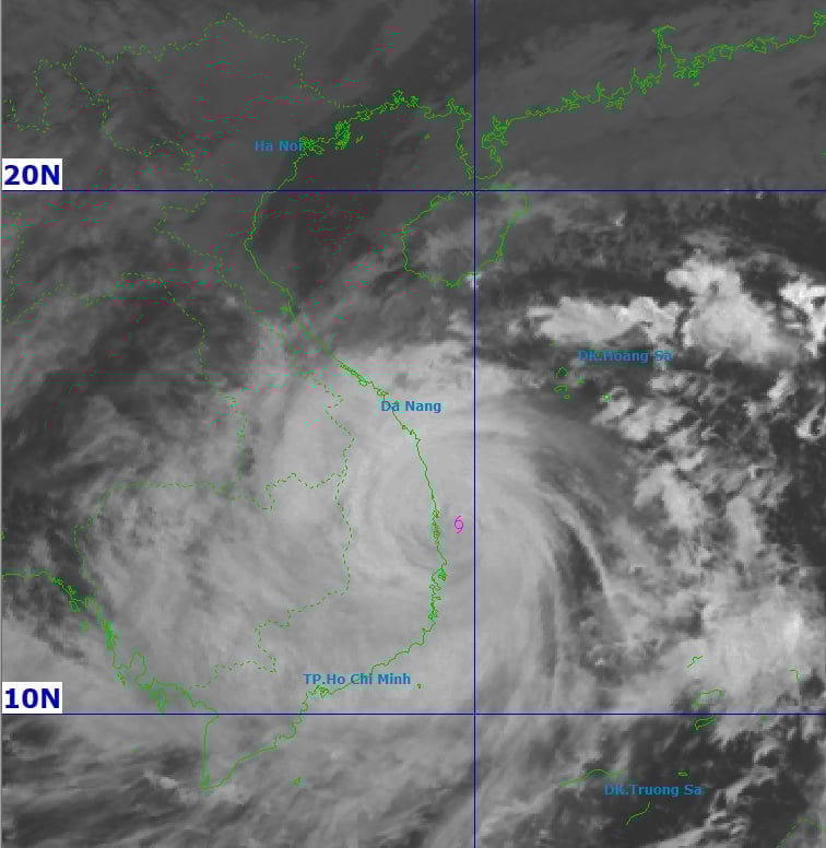 At 5:00 p.m. on November 6, storm clouds covered the provinces and cities in the Central region. Photo: NCHMF. Hồi 17h ngày 6/11, mây bão đã bao trùm các tỉnh, thành khu vực Trung Bộ. Ảnh: NCHMF.
