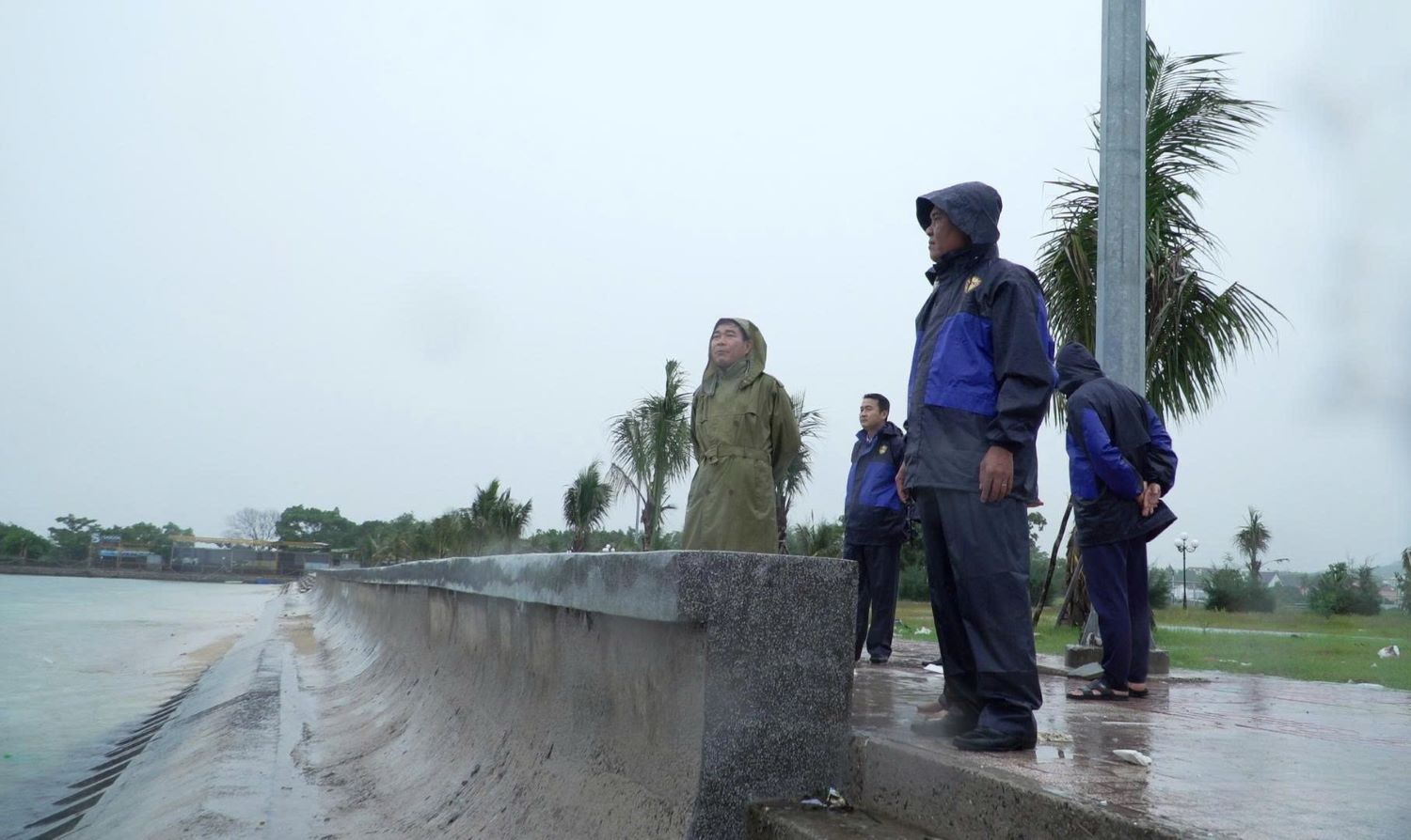 Cam Ranh ward leaders inspect the mooring of boats at beach number 4.
