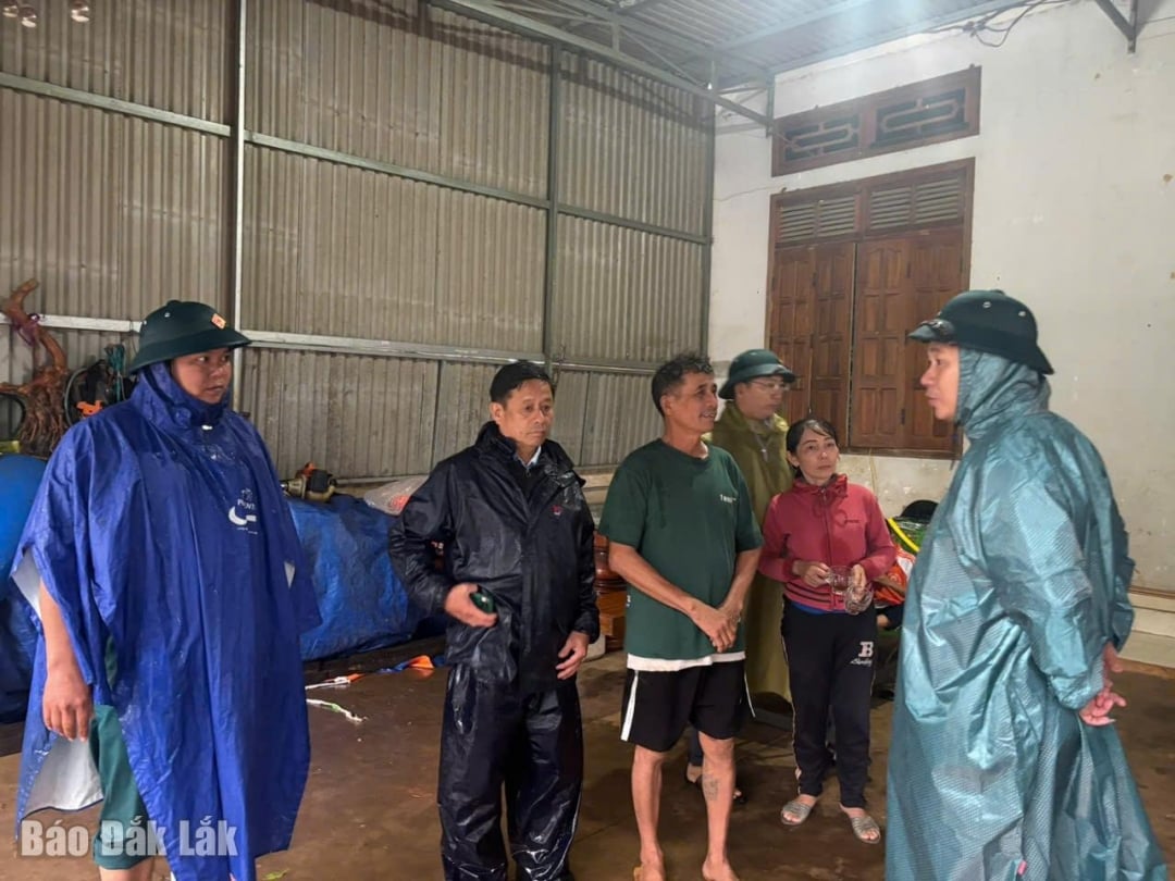 Власти коммуны Эа-Кли проверяют ситуацию со штормом и мобилизуют людей для эвакуации в безопасное место (фото: Нгуен Хай Сам)