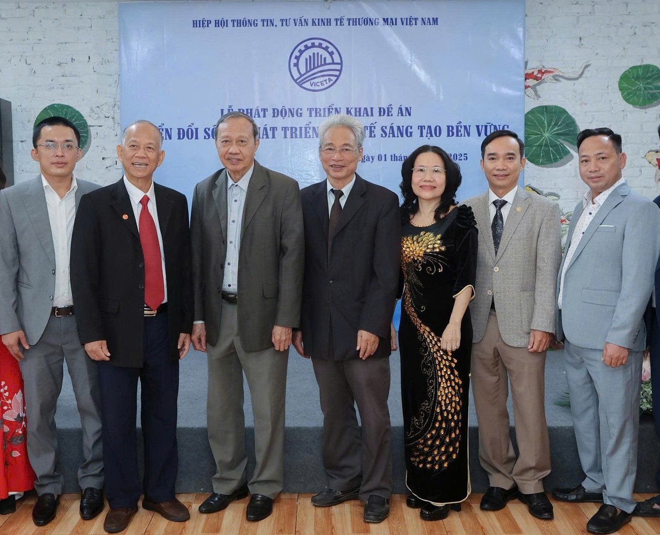 A equipe de produção direta do projeto Nhóm sản xuất trực tiếp của Đề án 'Chuyển đổi số và phát triển kinh tế sáng tạo bền vững qua đào tạo livestream và bán hàng thương mại điện tử cho doanh nghiệp nhỏ, nông dân, hợp tác xã, thanh niên, phụ nữ nông thôn và các nhóm cộng đồng ưu tiên' chụp ảnh tại sự kiện. Ảnh: Đồng Thái.