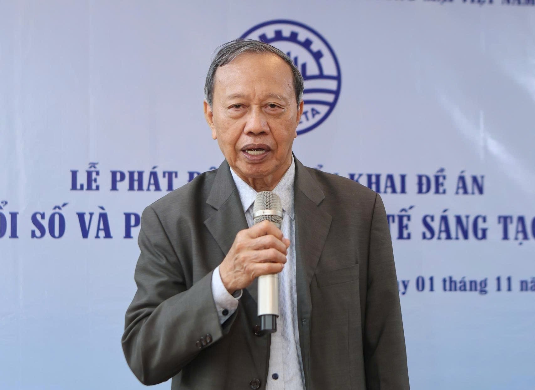 O Sr. Luong Van Tu, Presidente da VICETA, anunciou o lançamento do Projeto de Transformação Digital e Desenvolvimento Econômico Criativo Sustentável. Foto: Dong Thai. Ông Lương Văn Tự - Chủ tịch VICETA, công bố khởi động Đề án Chuyển đổi số và phát triển kinh tế sáng tạo bền vững. Ảnh: Đồng Thái.