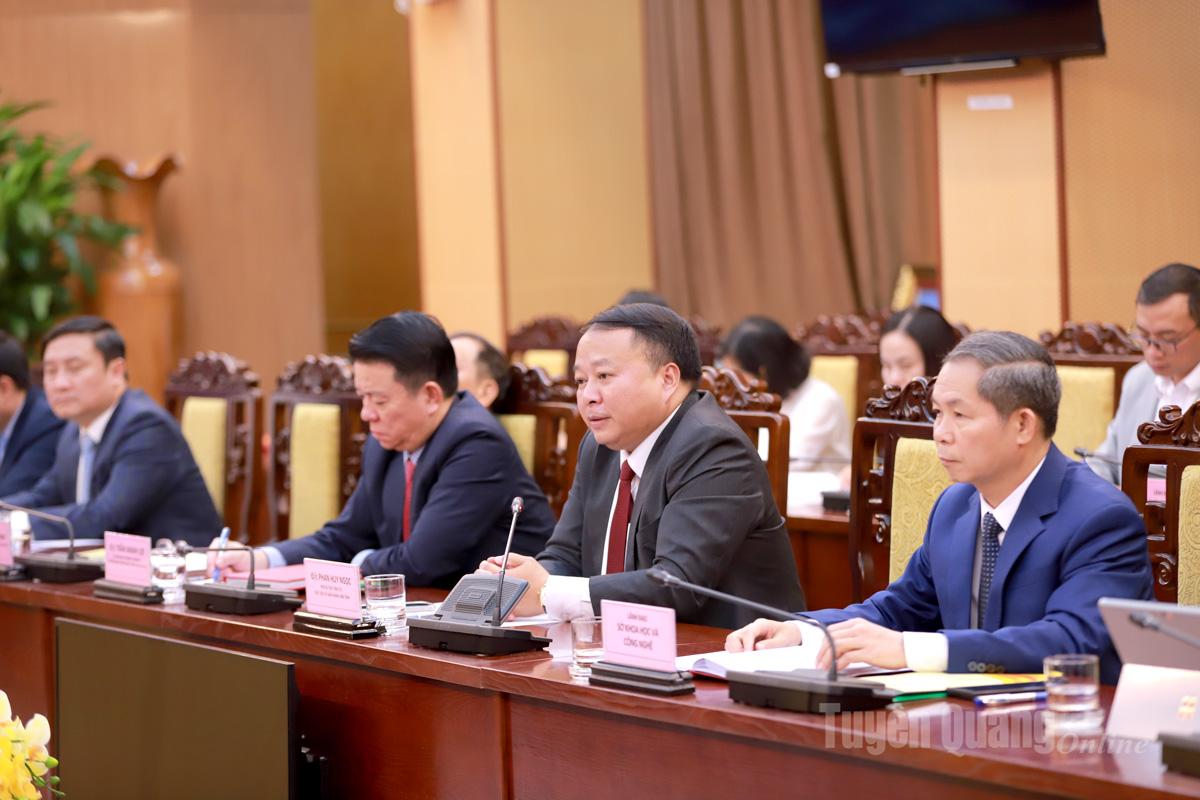 Ordföranden för provinsens folkkommitté, Phan Huy Ngoc, och ledare för provinsiella avdelningar och filialer deltog i undertecknandeceremonin.