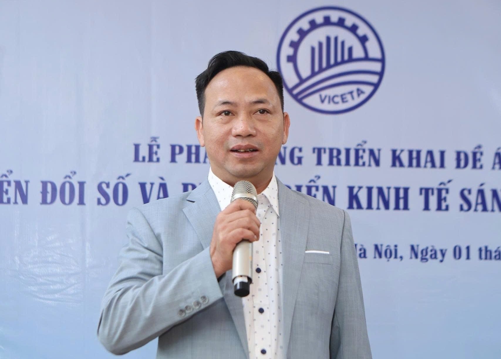 O Sr. Trinh Xuan Tuyen, chefe da equipe de implementação do projeto, discursou na cerimônia de lançamento. Foto: Dong Thai. Ông Trịnh Xuân Tuyên - Tổ trưởng Tổ triển khai Đề án phát biểu tại lễ phát động. Ảnh: Đồng Thái.