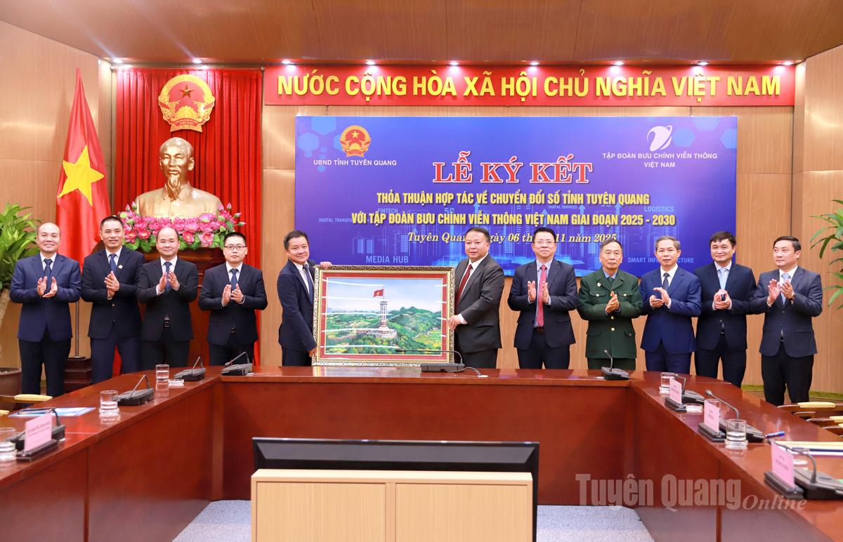 På eftermiddagen den 6 november undertecknade provinsens folkkommitté och Vietnams post- och telekommunikationsgrupp (VNPT-gruppen) ett samarbetsavtal om digital omvandling av Tuyen Quang-provinsen med VNPT-gruppen för perioden 2025-2030 vid provinsens folkkommittés högkvarter.
