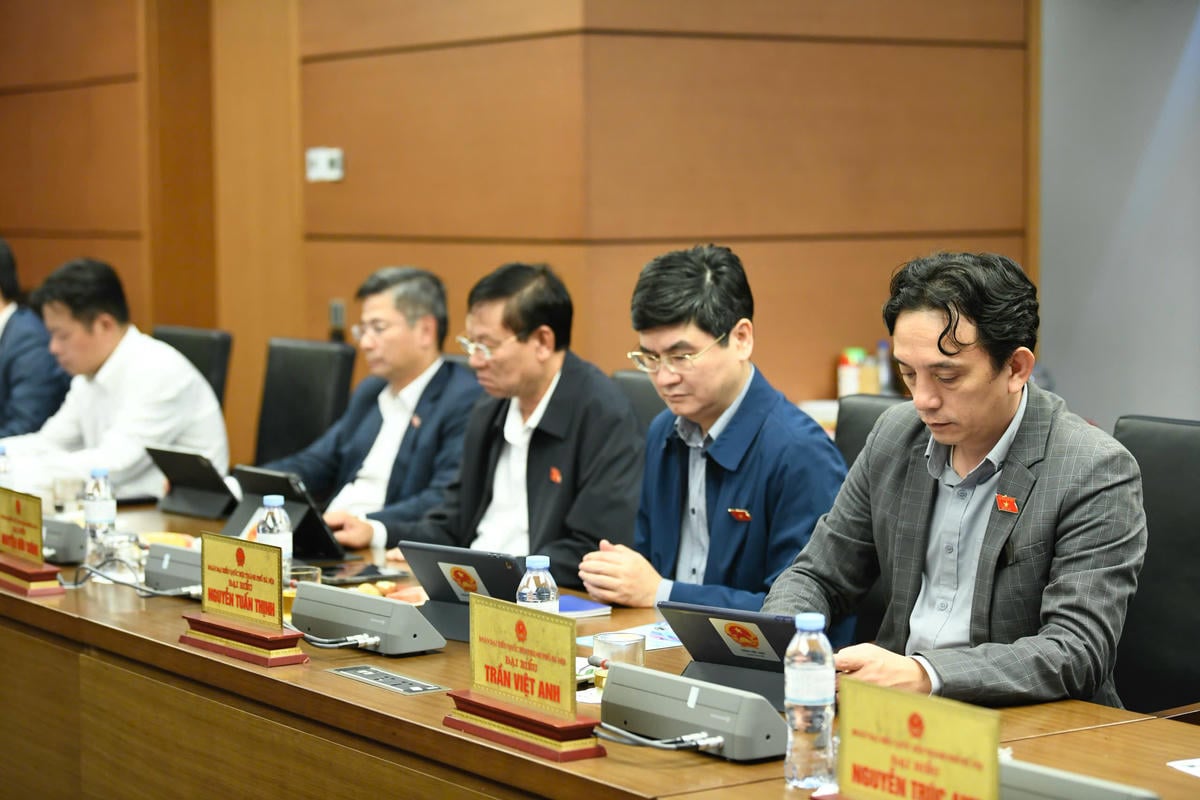 Csak akkor uralhatjuk igazán a jövőt, ha a vietnami embereket digitális kultúrával neveljük. Chỉ khi nào con người Việt Nam được nuôi dưỡng bằng văn hóa số chúng ta mới thực sự làm chủ tương lai