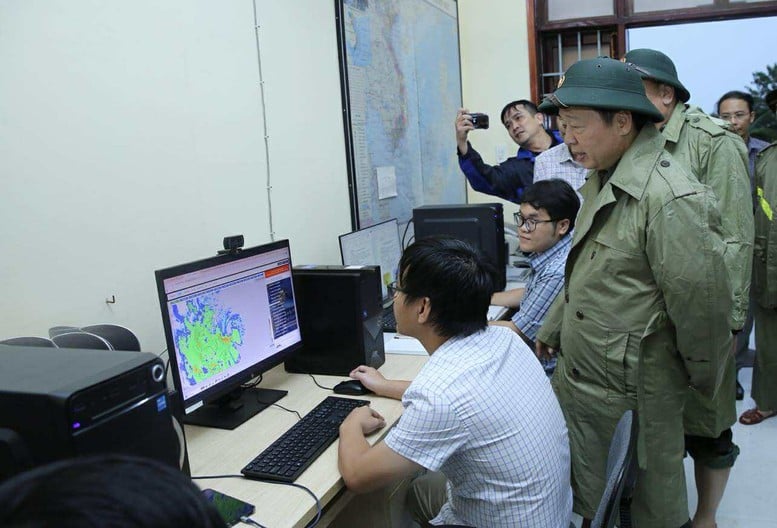 Віце-прем'єр-міністр Чан Хонг Ха провів інспекцію та перевірив роботи з реагування безпосередньо перед тим, як шторм № 13 обрушився на сушу - Фото 1. Phó Thủ tướng Trần Hồng Hà kiểm tra, rà soát công tác ứng phó ngay trước khi bão số 13 đổ bộ- Ảnh 1.