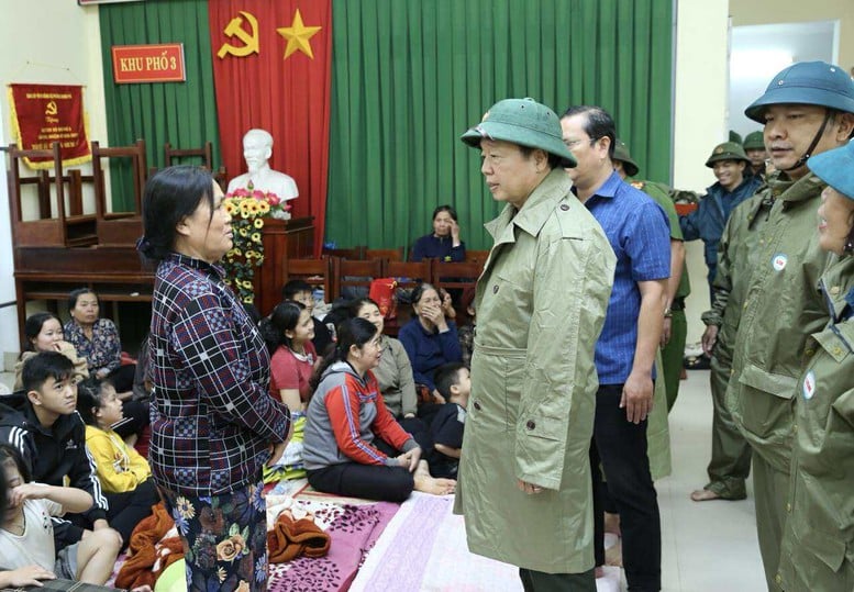 Віце-прем'єр-міністр Тран Хонг Ха провів інспекцію та перевірив роботи з реагування безпосередньо перед тим, як шторм № 13 обрушився на берег - Фото 2. Phó Thủ tướng Trần Hồng Hà kiểm tra, rà soát công tác ứng phó ngay trước khi bão số 13 đổ bộ- Ảnh 2.