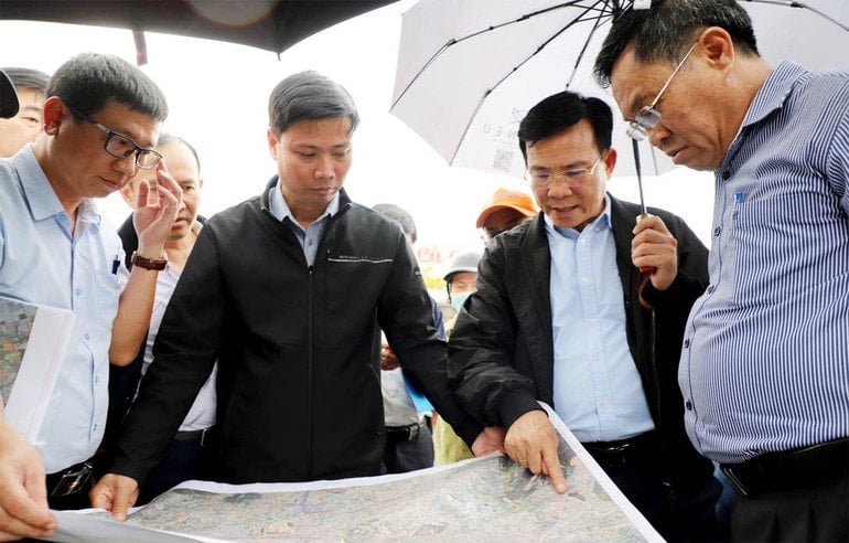 Ordförande för Lam Dong-provinsens folkkommitté, Ho Van Muoi (andra från höger), med ledare för provinsens militära kommando, provinspolisen och ledare för flera avdelningar och grenar i centrala Lam Dong-provinsen. 1.jpg