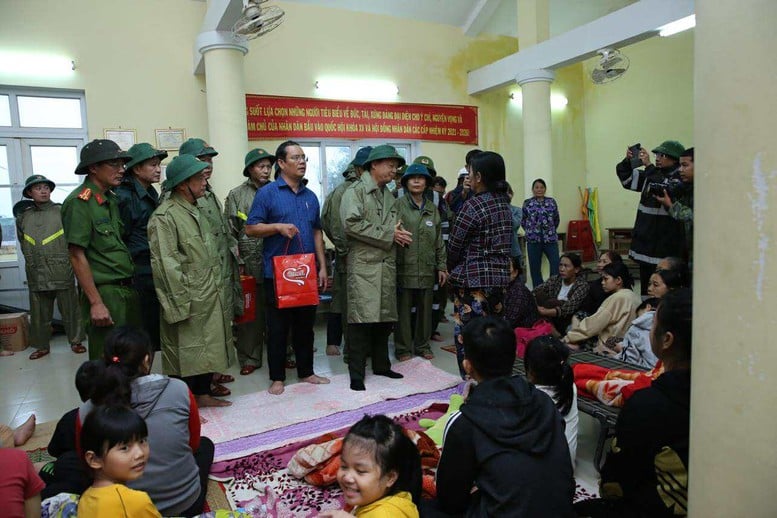 Віце-прем'єр-міністр Тран Хонг Ха провів інспекцію та перевірив роботи з реагування безпосередньо перед тим, як шторм № 13 обрушився на берег - Фото 3. Phó Thủ tướng Trần Hồng Hà kiểm tra, rà soát công tác ứng phó ngay trước khi bão số 13 đổ bộ- Ảnh 3.