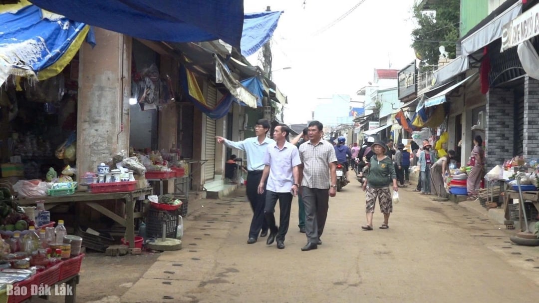 Rakan Nguyen Hai Dong menyemak berita itu.