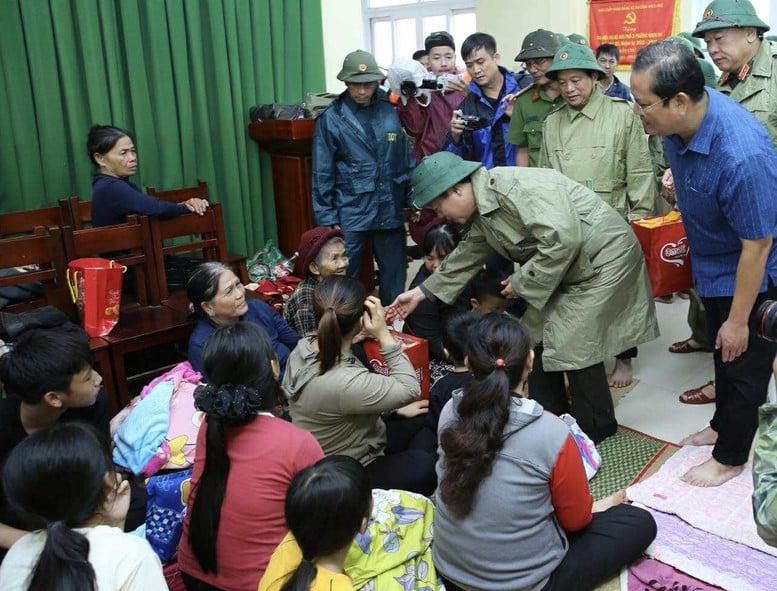 Віце-прем'єр-міністр Тран Хонг Ха провів інспекцію та перевірив роботи з реагування безпосередньо перед тим, як шторм № 13 обрушився на берег - Фото 4. Phó Thủ tướng Trần Hồng Hà kiểm tra, rà soát công tác ứng phó ngay trước khi bão số 13 đổ bộ- Ảnh 4.