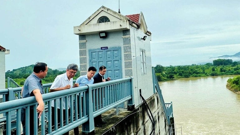 Vice ordförande för Lam Dong-provinsens folkkommitté, Nguyen Minh (andra från vänster) och arbetsdelegationen inspekterade Song Luy-sjön i östra Lam Dong. 2.jpg