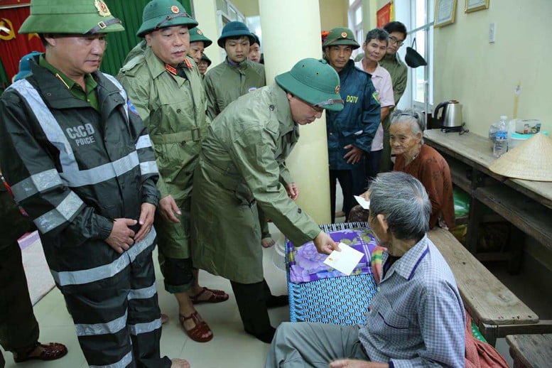 Віце-прем'єр-міністр Чан Хонг Ха провів інспекцію та перевірив роботи з реагування безпосередньо перед тим, як шторм № 13 обрушився на берег - Фото 5. Phó Thủ tướng Trần Hồng Hà kiểm tra, rà soát công tác ứng phó ngay trước khi bão số 13 đổ bộ- Ảnh 5.