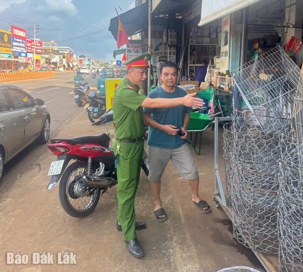 Pasukan Polis Komune Pong Drang melancarkan kempen untuk membimbing dan menyebarkan kepada orang ramai tentang keselamatan lalu lintas.