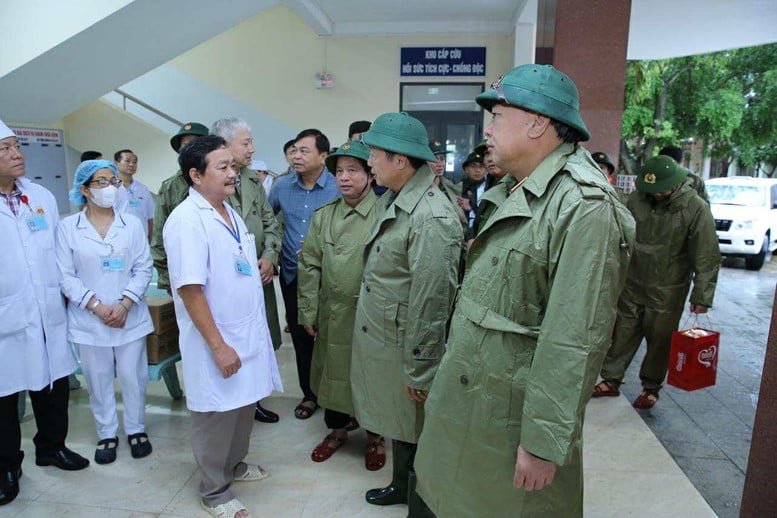 Віце-прем'єр-міністр Тран Хонг Ха провів інспекцію та перевірив роботи з реагування безпосередньо перед тим, як шторм № 13 обрушився на сушу - Фото 6. Phó Thủ tướng Trần Hồng Hà kiểm tra, rà soát công tác ứng phó ngay trước khi bão số 13 đổ bộ- Ảnh 6.