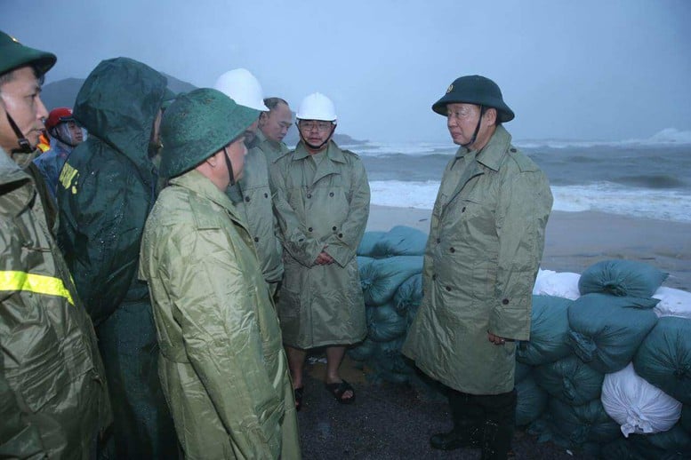 Віце-прем'єр-міністр Тран Хонг Ха провів інспекцію та перевірив роботи з реагування безпосередньо перед тим, як шторм № 13 обрушився на сушу - Фото 7. Phó Thủ tướng Trần Hồng Hà kiểm tra, rà soát công tác ứng phó ngay trước khi bão số 13 đổ bộ- Ảnh 7.