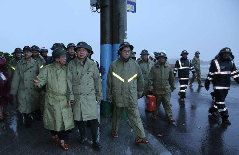 Віце-прем'єр-міністр Тран Хонг Ха провів інспекцію та перевірив роботи з реагування безпосередньо перед тим, як шторм № 13 обрушився на берег - Фото 8. Phó Thủ tướng Trần Hồng Hà kiểm tra, rà soát công tác ứng phó ngay trước khi bão số 13 đổ bộ- Ảnh 8.
