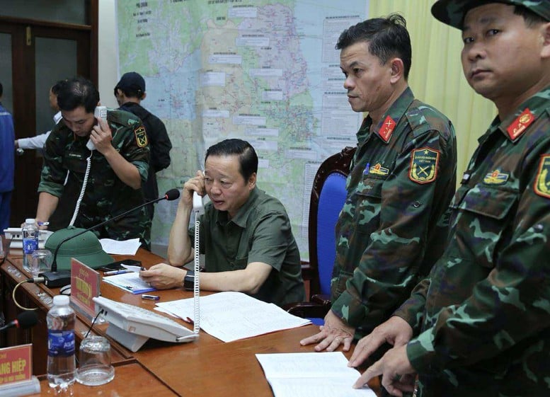 Віце-прем'єр-міністр Чан Хонг Ха провів інспекцію та перевірив роботи з реагування безпосередньо перед тим, як шторм № 13 обрушився на берег - Фото 9. Phó Thủ tướng Trần Hồng Hà kiểm tra, rà soát công tác ứng phó ngay trước khi bão số 13 đổ bộ- Ảnh 9.