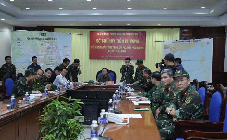 Віце-прем'єр-міністр Тран Хонг Ха провів інспекцію та перевірив роботи з реагування безпосередньо перед тим, як шторм № 13 обрушився на берег - Фото 10. Phó Thủ tướng Trần Hồng Hà kiểm tra, rà soát công tác ứng phó ngay trước khi bão số 13 đổ bộ- Ảnh 10.