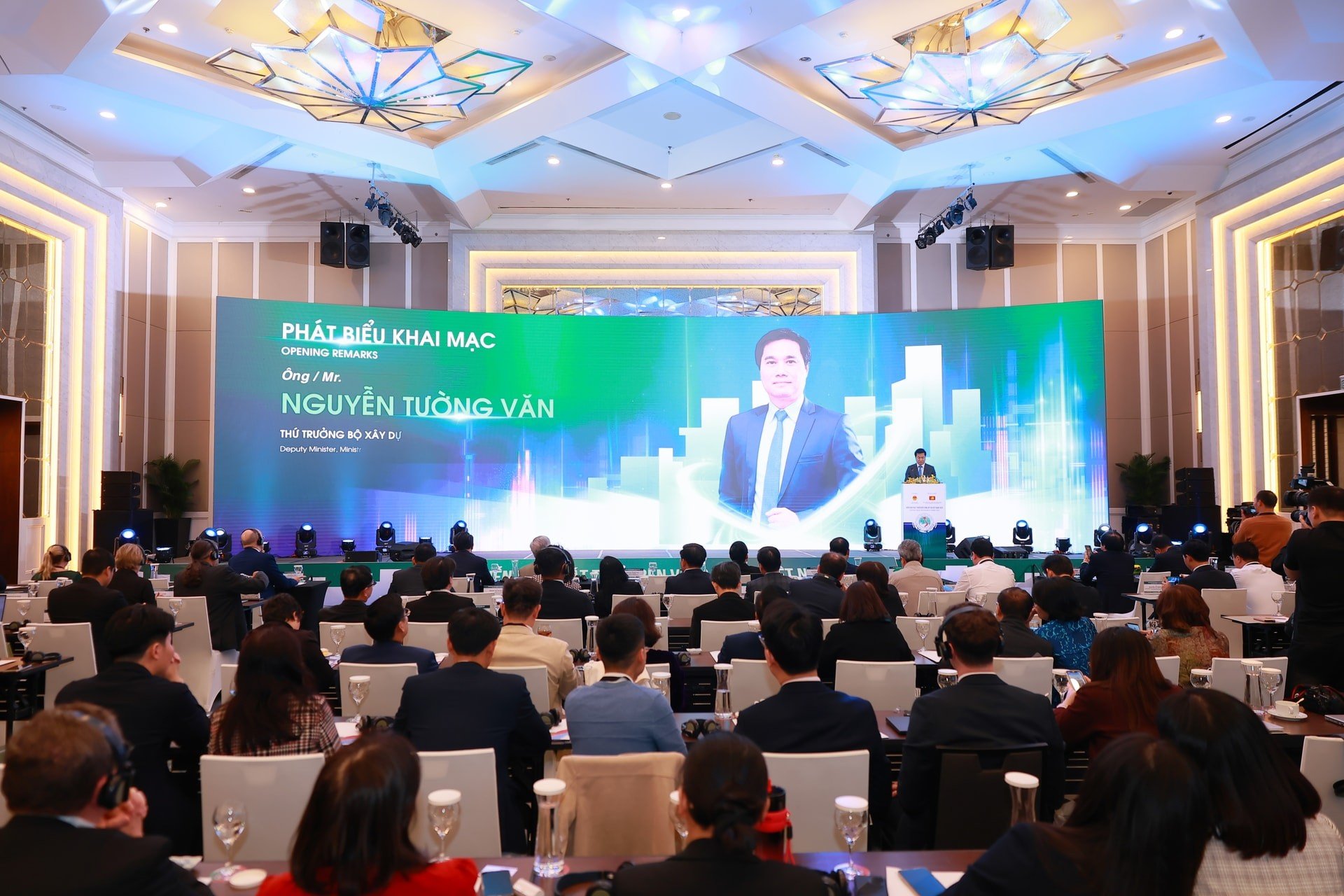 Biträdande byggnadsminister Nguyen Tuong Van talar vid forumet. (Foto: Thứ trưởng Bộ Xây dựng Nguyễn Tường Văn phát biểu tại Diễn đàn. (Ảnh: