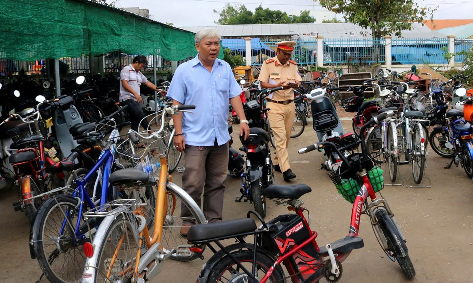 तिन्ह बिएन वार्ड ने स्कूलों में व्यवस्था और यातायात सुरक्षा की जाँच की