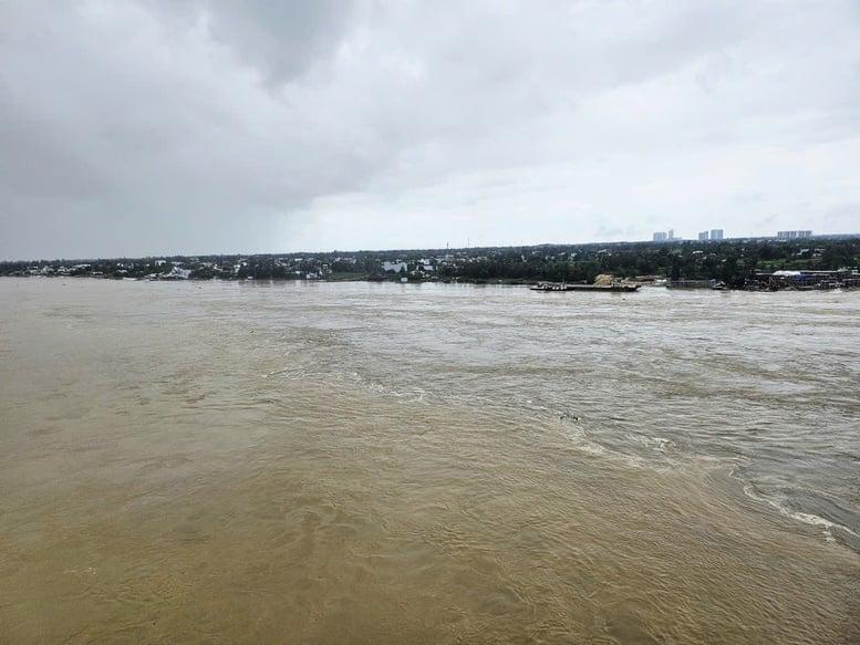 Terkena dampak badai No. 13, banjir di sungai-sungai di Da Nang dan Hue kembali naik - Foto 1. Ảnh hưởng bão số 13, lũ các sông ở Đà Nẵng và Huế lên trở lại- Ảnh 1.