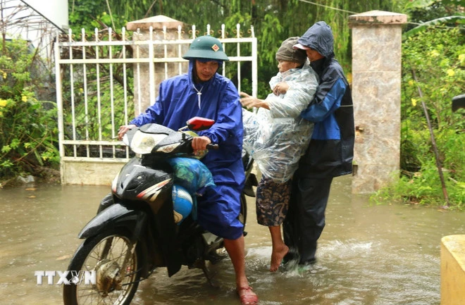 เจ้าหน้าที่เขตซวนได จังหวัดดั๊กลัก กำลังช่วยอพยพประชาชนไปยังสถานที่ปลอดภัยเพื่อหลีกเลี่ยงพายุลูกที่ 13 (ภาพ: Tuong Quan/VNA)