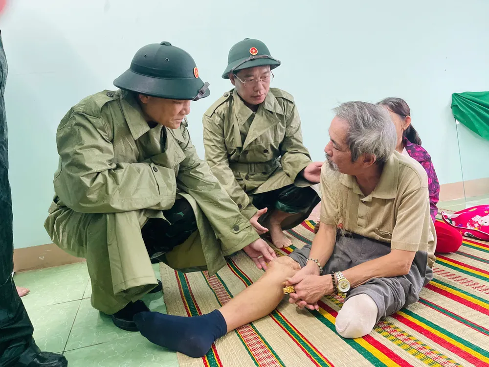 Pham Truong Son főhadnagy, a Vietnami Néphadsereg vezérkari főnök-helyettese meglátogatta a vihar elől menedéket kereső embereket a régi Pho Minh község Népi Bizottságának központjában, Duc Pho kerületben, Quang Ngai tartományban.