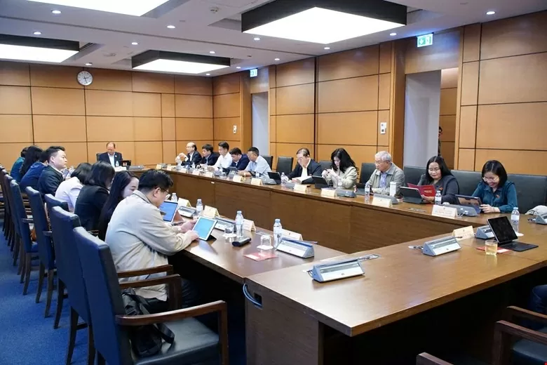 4조 대표들은 당 제14차 전국대표대회에 제출할 초안을 논의했다. (출처: 국회) Các đại biểu thảo luận ở tổ 4 về dự thảo Văn kiện trình Đại hội đại biểu toàn quốc lần thứ XIV của Đảng. (Nguồn: Quốc hội)