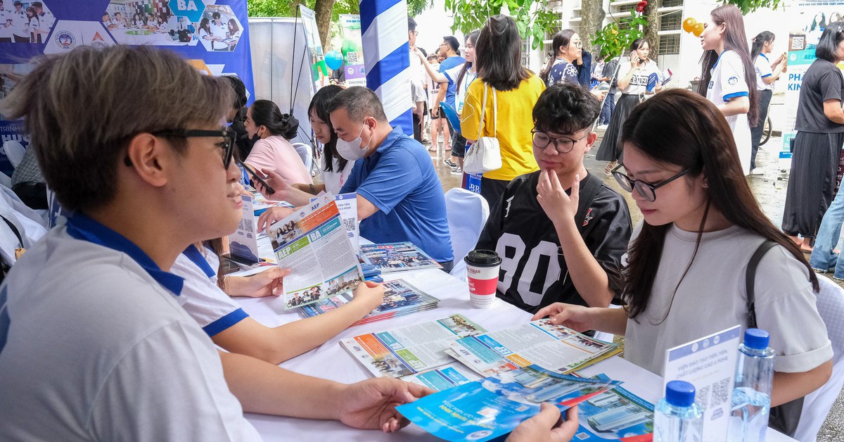 Năm 2026: Tuổi Trẻ tiếp tục bắc nhịp cầu Tư vấn tuyển sinh - hướng nghiệp