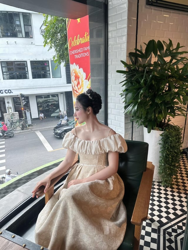 មិនអាចស្គាល់ 'ម្ដាយវ័យក្មេង' ដ៏ស្រស់ស្អាត Angela Phuong Trinh ពីអតីតកាល - រូបថត ៤. Không thể nhận ra 'bà mẹ nhí' Angela Phương Trinh xinh đẹp ngày nào - Ảnh 4.