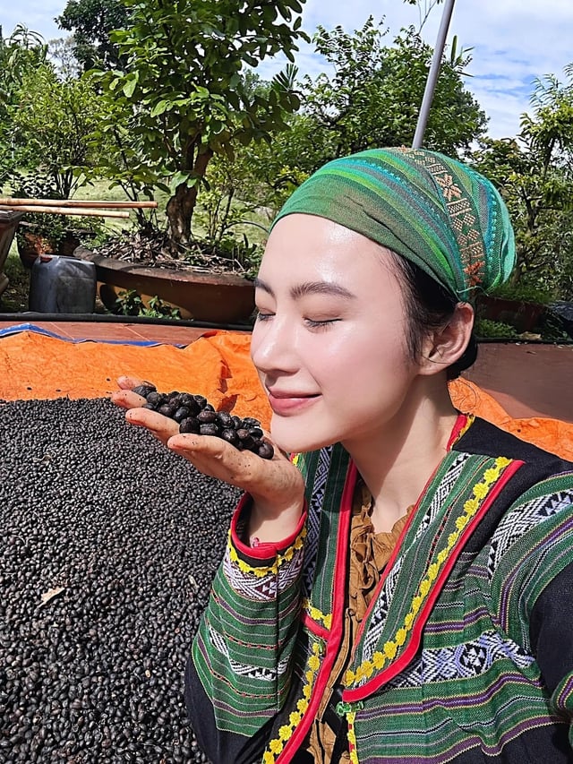 មិនអាចស្គាល់ 'ម្ដាយវ័យក្មេង' Angela Phuong Trinh ពីអតីតកាលដ៏ស្រស់ស្អាត - រូបថត ៨. Không thể nhận ra 'bà mẹ nhí' Angela Phương Trinh xinh đẹp ngày nào - Ảnh 8.