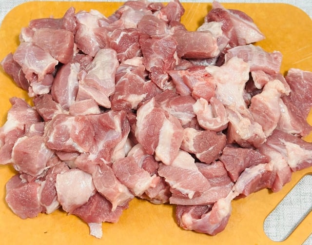 سردی کے دنوں کے لیے مزیدار ڈش: نمک اور پان کے پتوں کے ساتھ گرے ہوئے سور کا گوشت - تصویر 1۔ Món ngon ngày lạnh: Thịt lợn xiên rang muối lá lốt ngon mê ly - Ảnh 1.