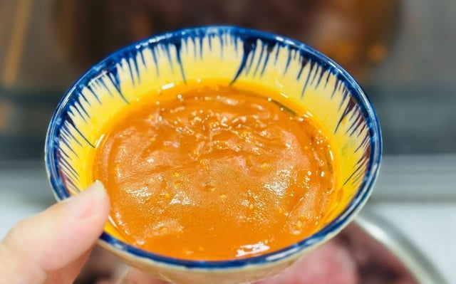 سردی کے دنوں کے لیے مزیدار ڈش: نمک اور پان کے پتوں کے ساتھ گرے ہوئے سور کا گوشت - تصویر 2۔ Món ngon ngày lạnh: Thịt lợn xiên rang muối lá lốt ngon mê ly - Ảnh 2.