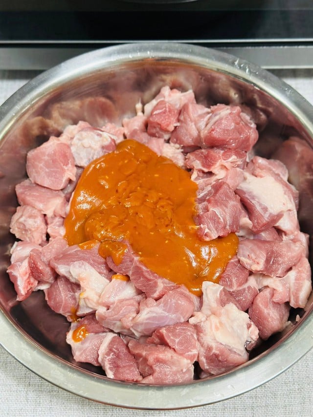 سردی کے دنوں کے لیے مزیدار ڈش: نمک اور پان کے پتوں کے ساتھ گرے ہوئے سور کا گوشت - تصویر 3۔ Món ngon ngày lạnh: Thịt lợn xiên rang muối lá lốt ngon mê ly - Ảnh 3.